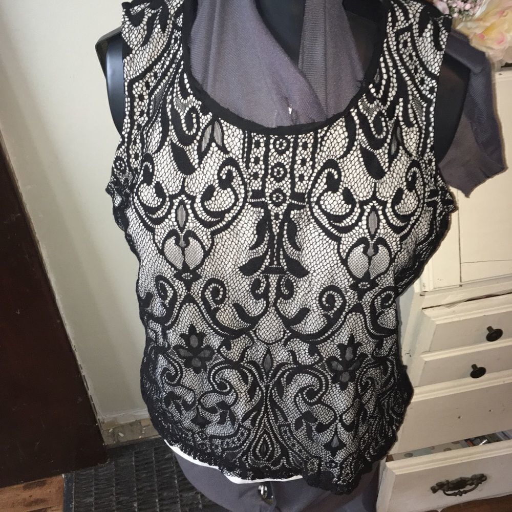Chico’s 2 lace, sleeveless raw hem blouse